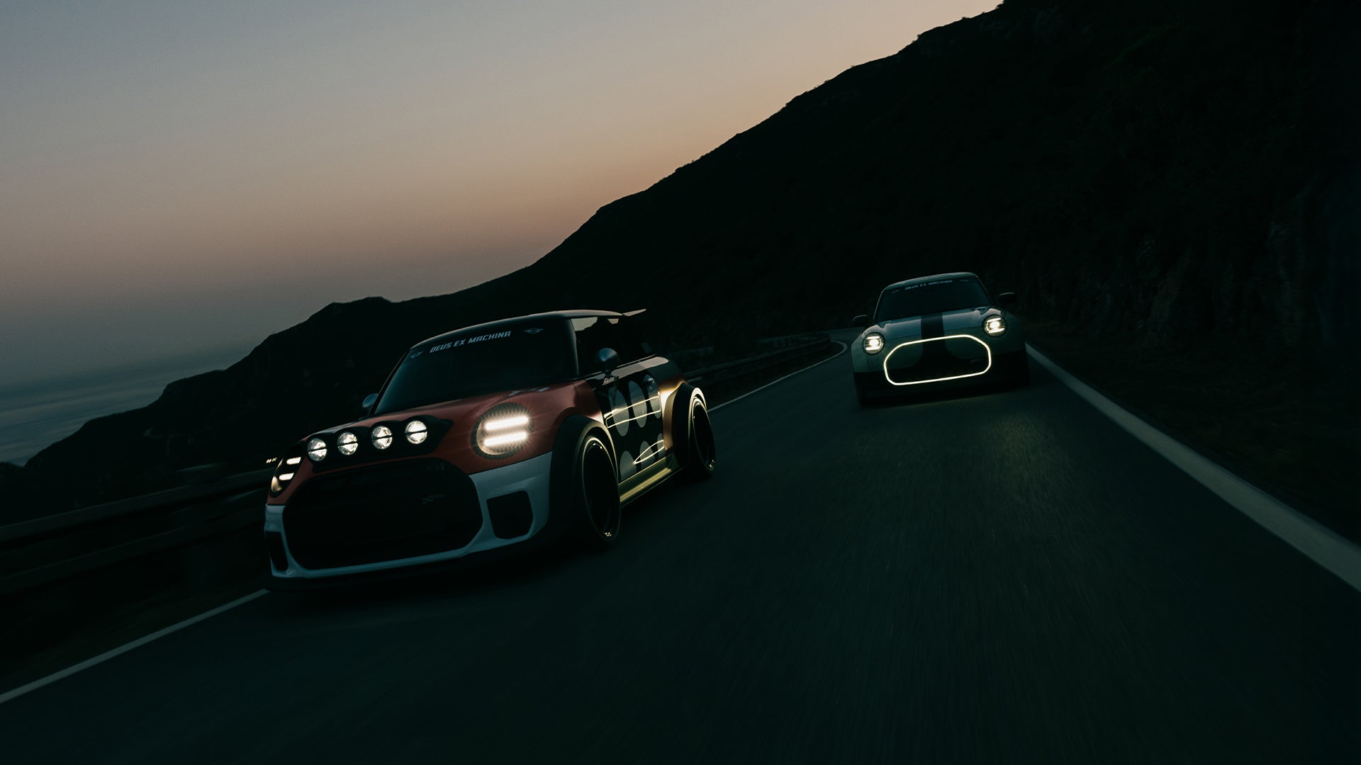 Mit großem Respekt vor Handwerkskunst, Kultur und den Communities, die sie prägen, wird die Partnerschaft zwischen MINI John Cooper Works und Deus Ex Machina in zwei individuell gefertigten Einzelstücken lebendig – rollende Ausdrucksformen eines Lebensgefühls, in dem die Liebe zur Geschwindigkeit auf Kreativität und durchdachtes Design trifft.